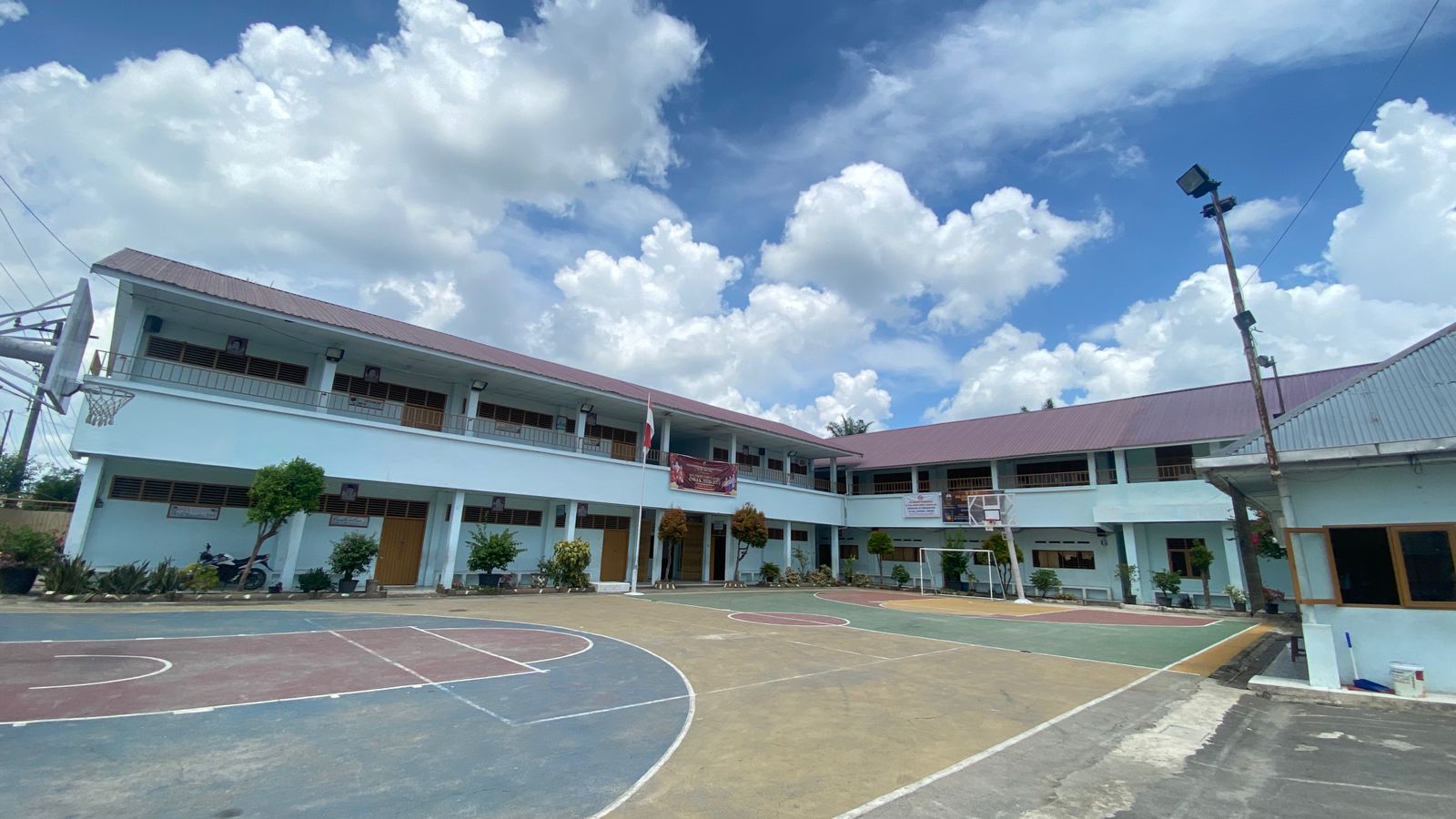 Kampus sekolah dan lapangan